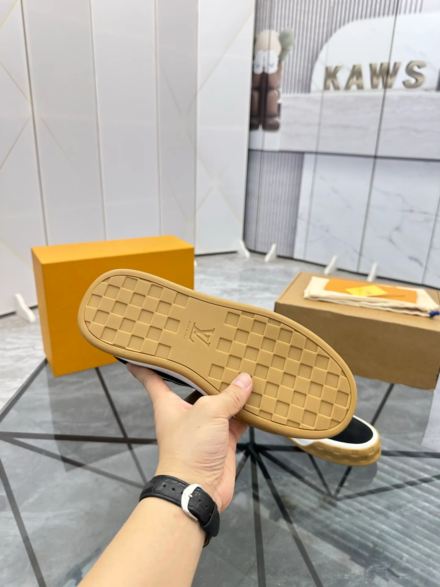 Men's shoes for sale 💰: 💰P660¥ Top quality Comes with airplane case Product trademark: LV* "Louis Vuitton*" low-top casual shoes Regular size: 35-44 (can be customized to 45) Couple style Product materials: imported nubuck leather upper, sheepskin lining, original outsole. Number: 819